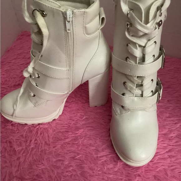 WINTER WHITE BOOTS SIZE 8 W/ 4”HEEL.  LACE AND BUCKLE BY SHOE DAZZLE - Picture 4 of 5